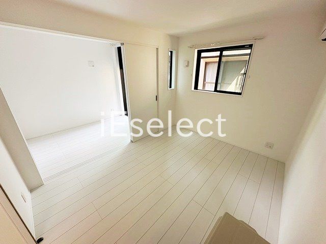 居室・リビング　お部屋に収納があるので広々使えますね