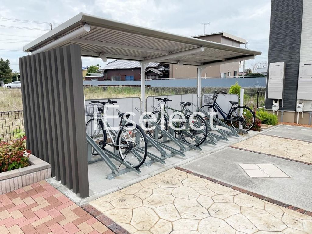 トイレ　屋根付きの駐輪場です