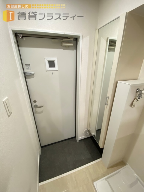 玄関　全身鏡付きの玄関