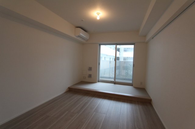 居室・リビング　落ち着いた色調の洋室です