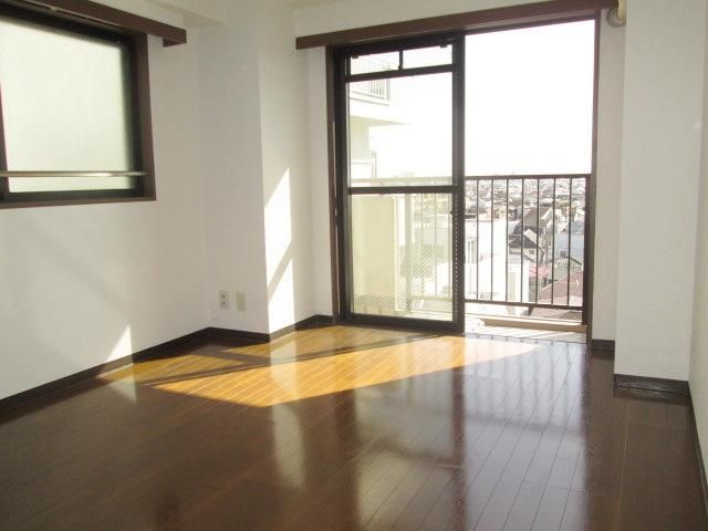 居室・リビング　★角部屋２面採光★