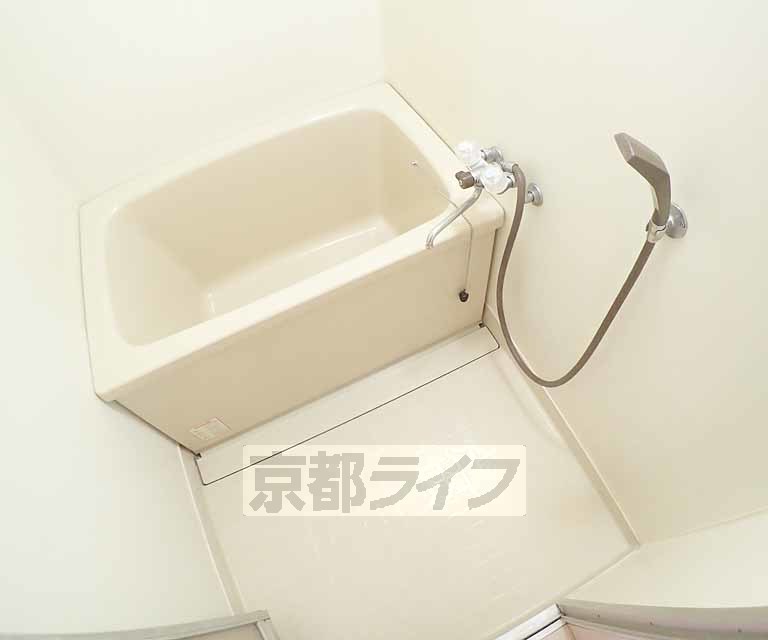 バス・シャワールーム　清潔感のあるお風呂です