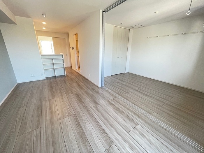 居室・リビング　リビングは広々13.33帖♪小物整理に便利な収納付きです♪