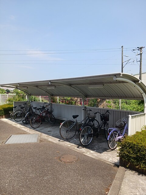 その他共有部分　屋根付き駐輪場付き♪