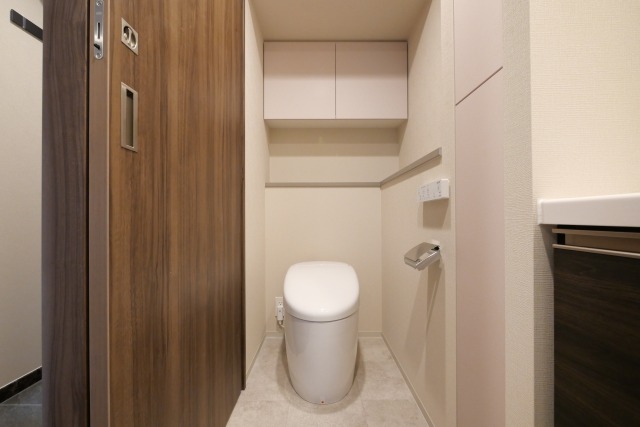 トイレ　落ち着いた色調のトイレです