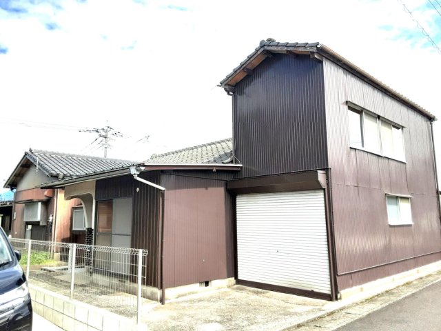 建物外観　車庫、庭付の広い戸建です