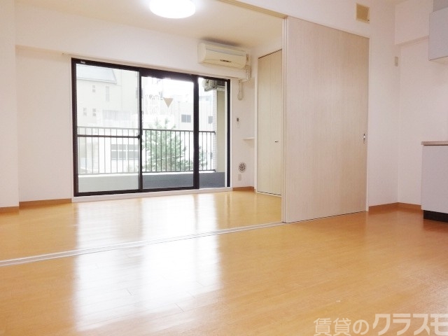 居室・リビング　２部屋続きですので広く開放的ですねー