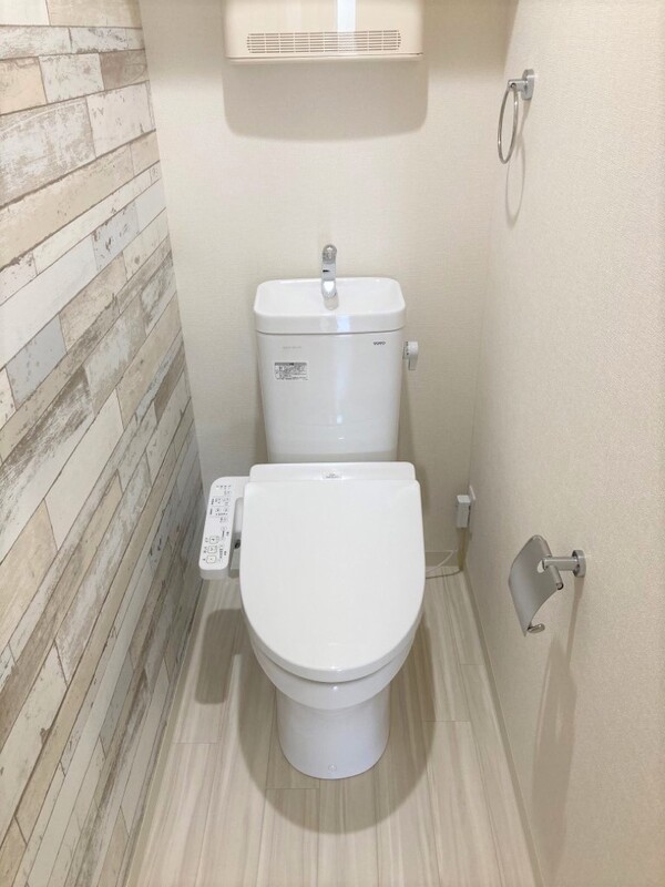 トイレ　温水洗浄便座付きのトイレです♪