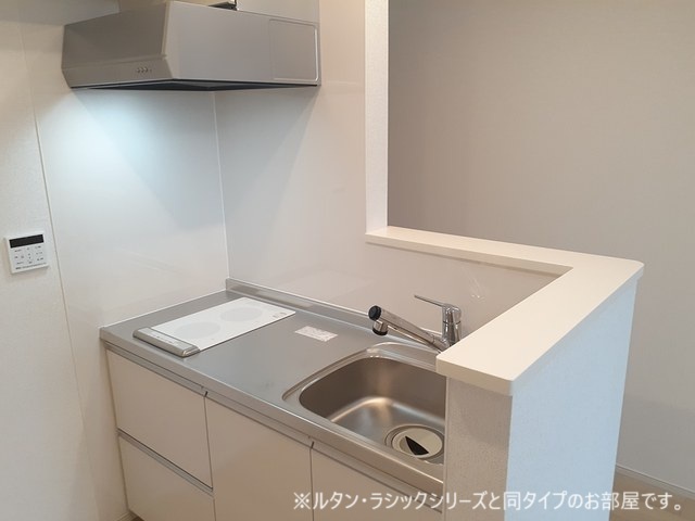キッチン　おしゃれなカウンターキッチン。 IH2口コンロ完備。