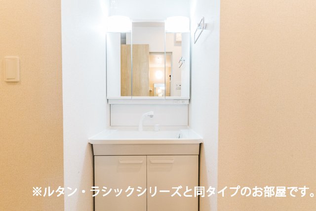洗面設備　シャワー付き洗面台です。