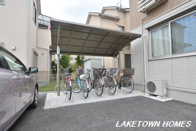 その他共有部分　敷地内に屋根付きの駐輪場があります。