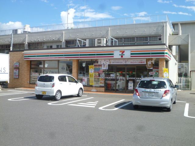 コンビニ　セブンイレブン（コンビニ）まで740m