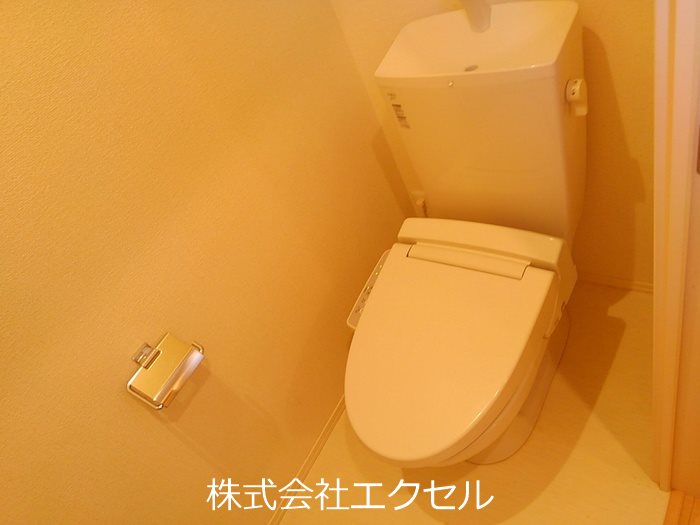 トイレ　温水洗浄便座付きのトイレです。