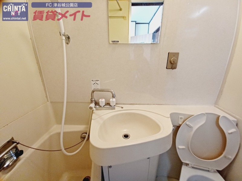 洗面設備　別部屋反転参考写真