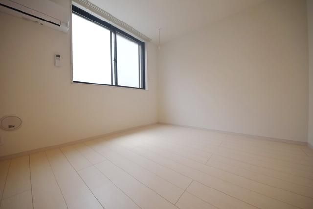 居室・リビング　窓から光が入り明るく広いお部屋です