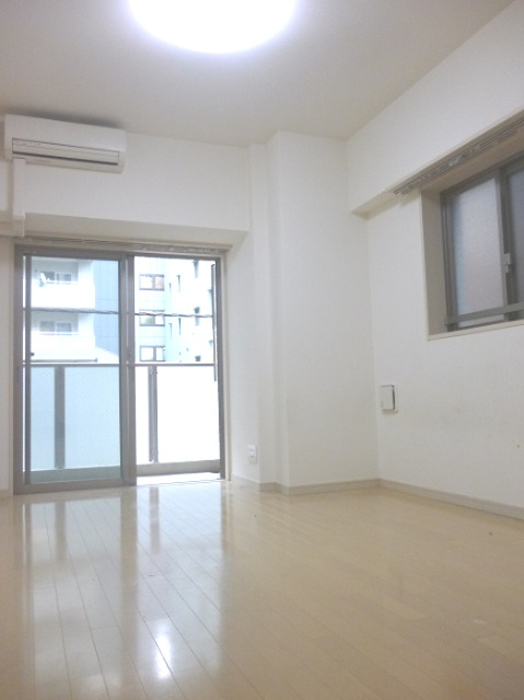居室・リビング　落ち着いた色合いの床材を使用した居住空間です。