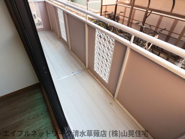 バルコニー　外からの目が気にならないバルコニーで洗濯物が干せます