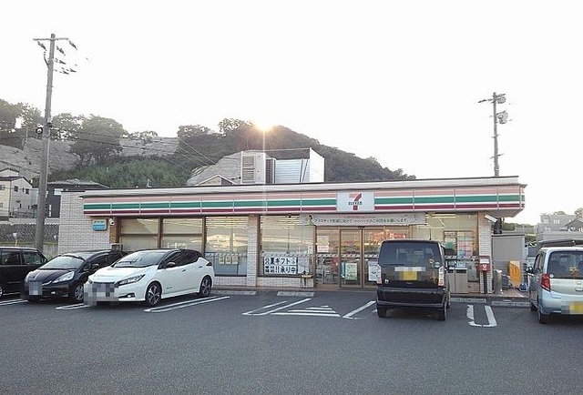 コンビニ　セブンイレブン（コンビニ）まで650m