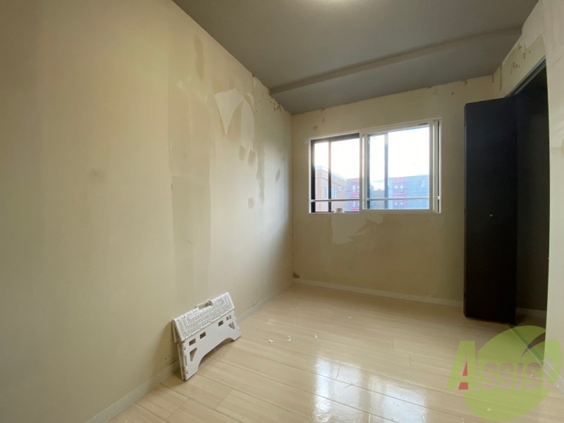その他部屋・スペース　寝室はこちらです。光が差し込む、温かみのあるお部屋です。