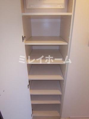 玄関　同建物内、別のお部屋の参考写真になります。