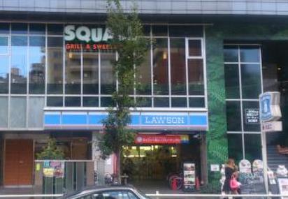 コンビニ　ローソン新宿イーストサイドスクエア店（コンビニ）まで423m