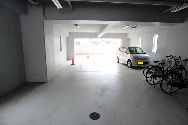 駐車場　駐車場があるので、車を買う予定の方も安心です