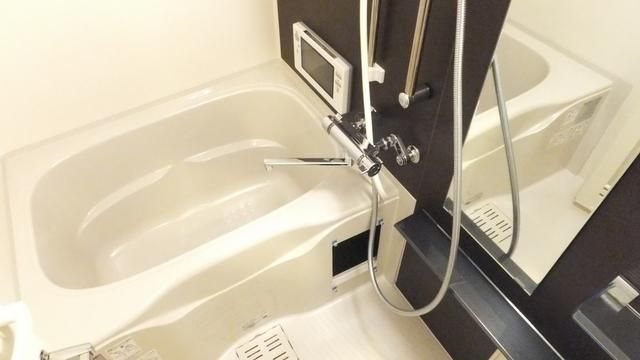 バス・シャワールーム　ゆったりとしたサイズのバスルーム（浴室TV付き）