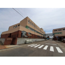 小学校　三条市立裏館小学校（小学校）まで529m
