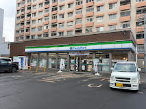 コンビニ　ファミリーマート札幌南6条西9丁目店（コンビニ）まで137m