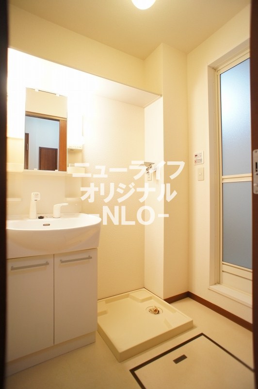 洗面設備　シャワー付き洗面台で朝の支度も楽にできます☆