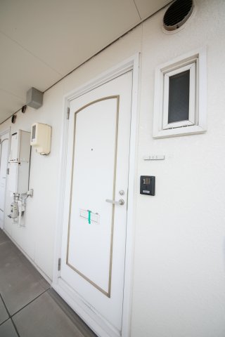 玄関　別部屋同間取りのお写真となります。参考にご覧くださいませ。