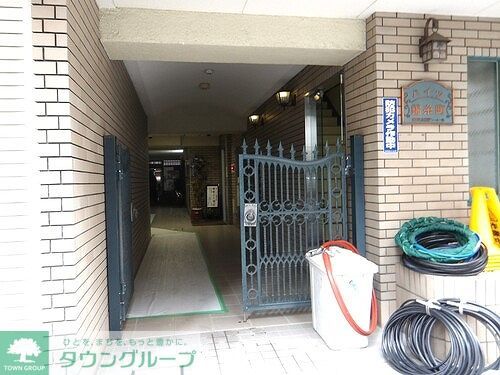 エントランス　エントランスアプローチ　※前回募集時2025年05月の写真