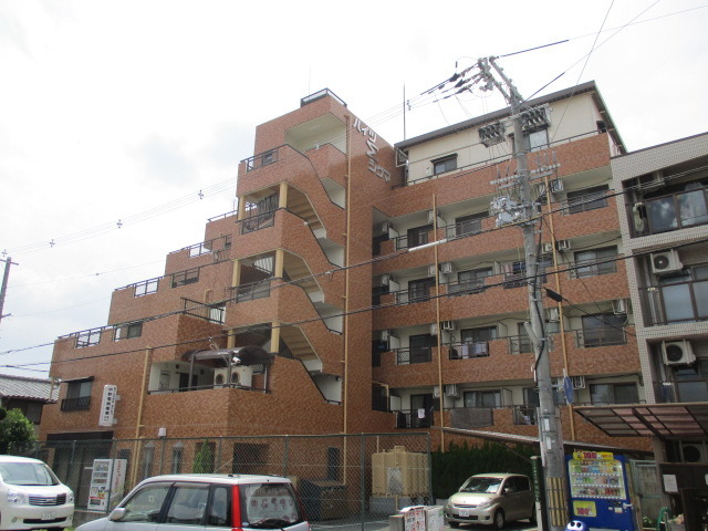 建物外観　タイル貼りの綺麗な外観です