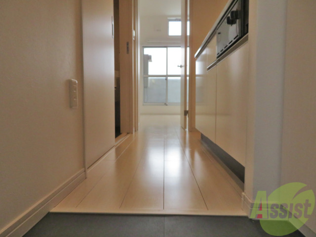 玄関　玄関からお部屋へは真っ直ぐ繋がっています。