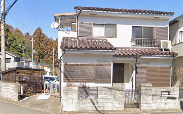 建物外観　建物外観です。左手には駐車場と駐輪場があります。