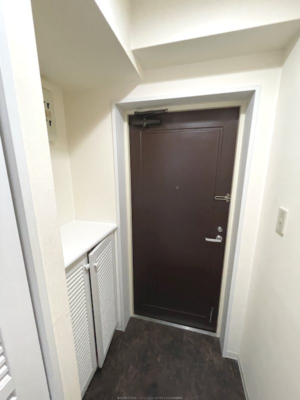 玄関　内装クリーニング前の写真です。