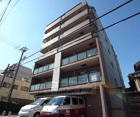建物外観　商店街がすぐそばの立地。