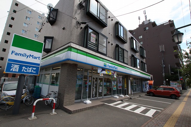 コンビニ　ファミリーマート北海学園前店（コンビニ）まで180m