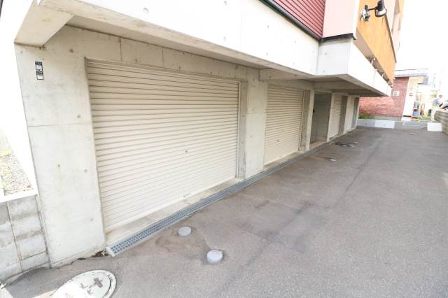 駐車場　個別車庫完備♪