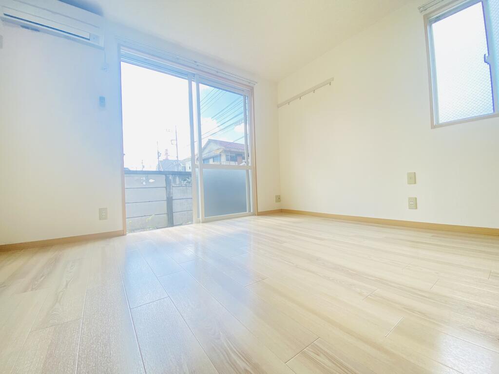 居室・リビング　同一建物内101号室内装写真転載