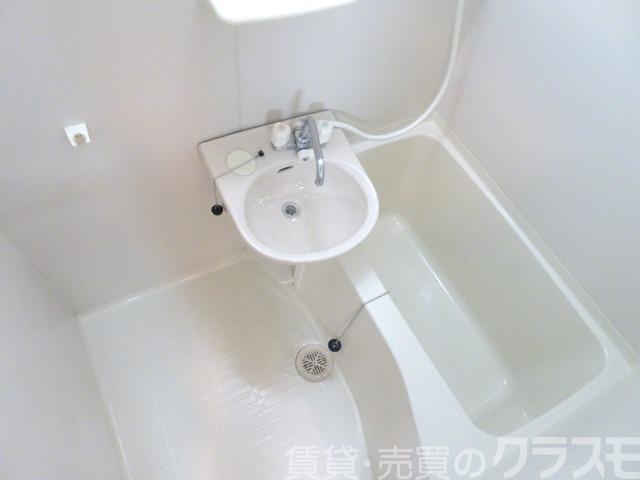バス・シャワールーム　キレイにリフォームされています♪