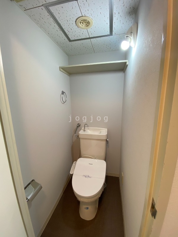 トイレ　嬉しい温水洗浄便座付きのトイレです。