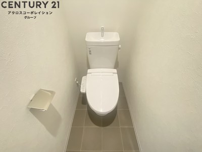 トイレ　収納棚あり・温水洗浄便座完備