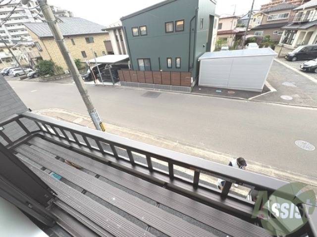 バルコニー　こちらにお花などを置くと華やかになりそうですね。