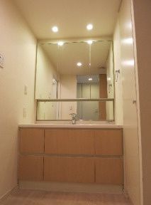 洗面設備　明るい洗面所です
