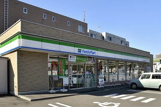 コンビニ　ファミリーマート札幌南郷15丁目店（コンビニ）まで183m