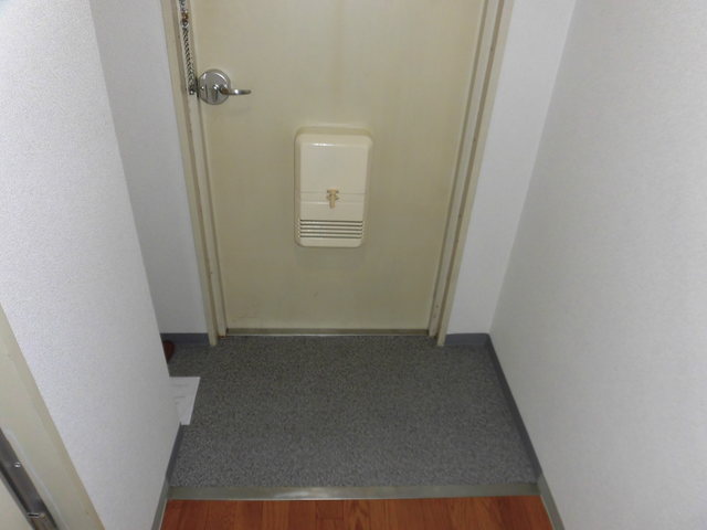 玄関　下駄箱付きの広い玄関です。