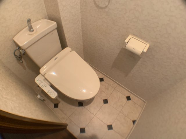 トイレ　温水洗浄便座付きのトイレです♪