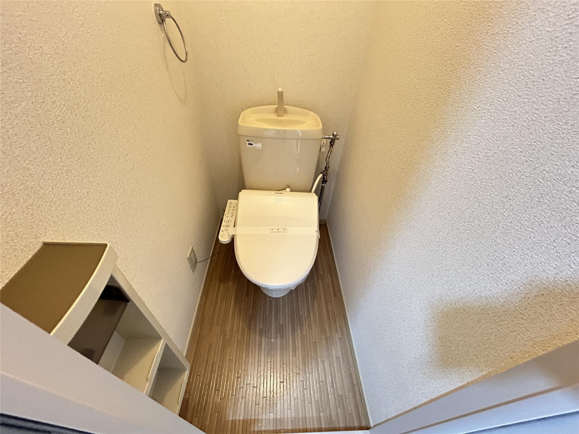 トイレ　温水洗浄便座付きのトイレです