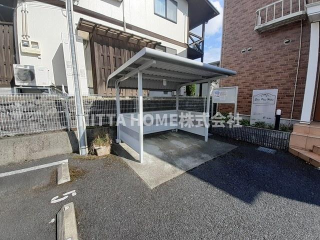 エントランス　屋根付きの駐輪場も設置しています！